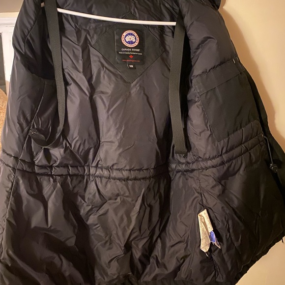 Canada Goose Montebello Parka Size Medium - Picture 5 of 11